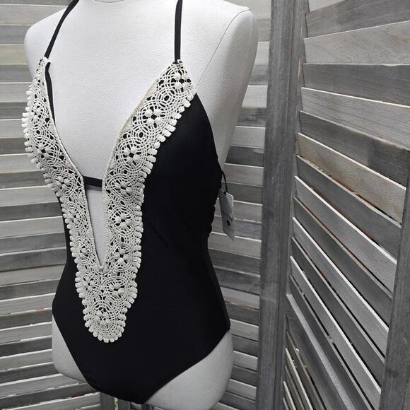 Crochet Necklace Plunge One Piece Swimsuit | Shade & Shore | Small (4/6) - Picture 4 of 9